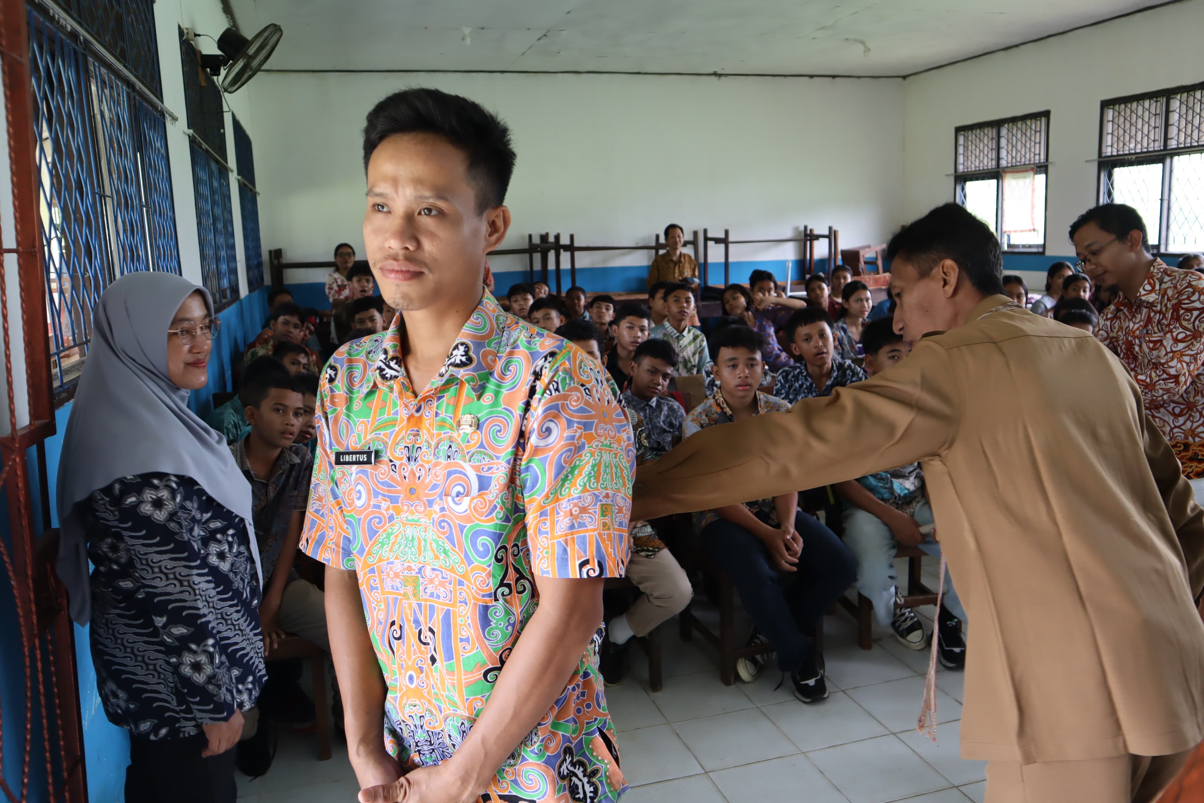 kadisdikbud-bengkayang-monitoring-p5-di-smpn-3-samalantan-kenalkan-batik-lokal-motif-bipokat-512420