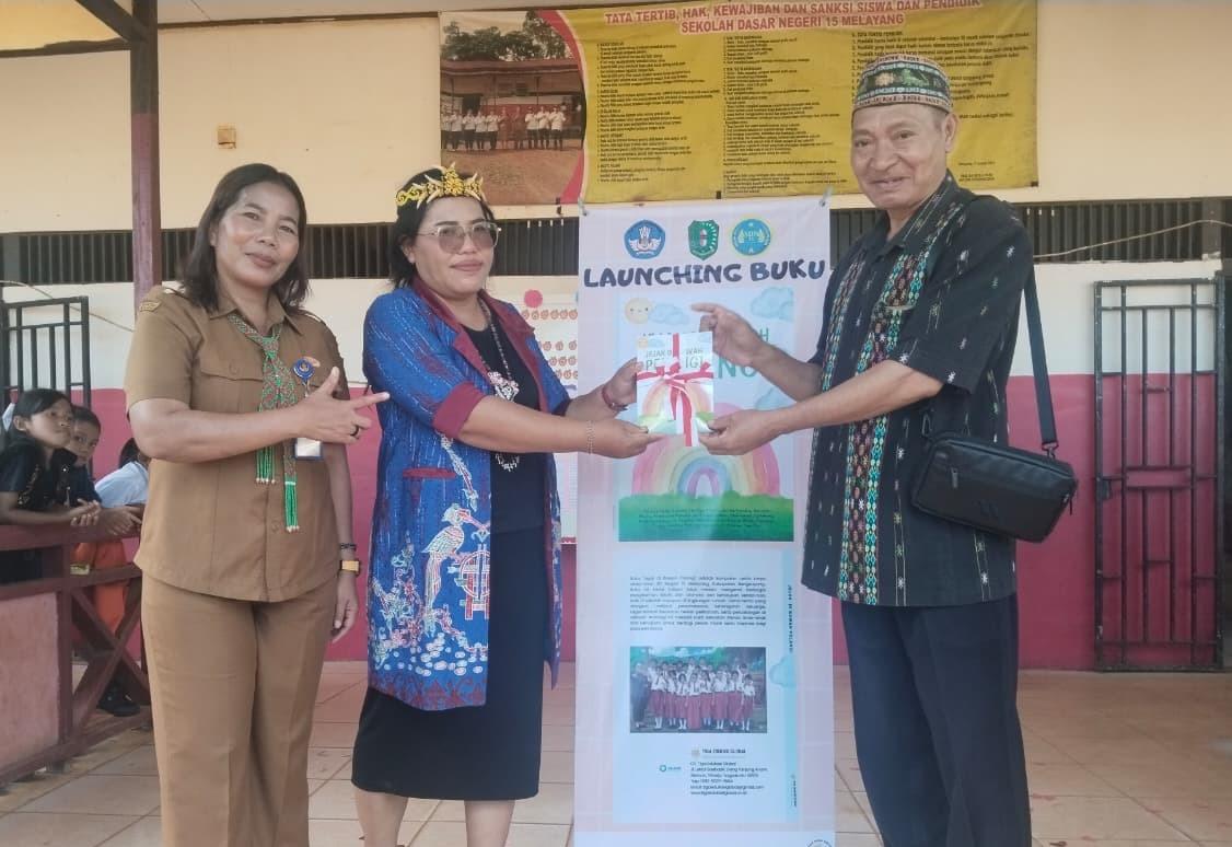 launching-buku-jejak-di-bawah-pelangi-warnai-semangat-literasi-di-sdn-15-melayang-542673